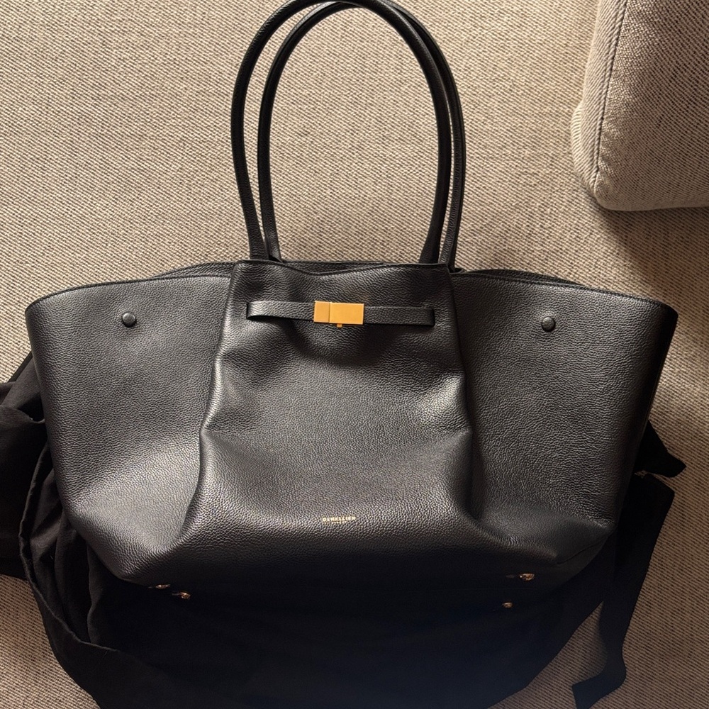 DeMellier London - Elegant Black Leather Tote Bag with Gold Accent